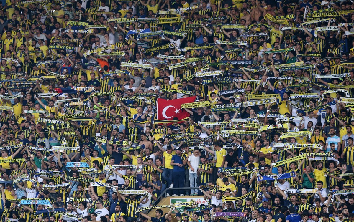 'Kadıköy'de 2 Fenerbahçeli futbolcuya protesto