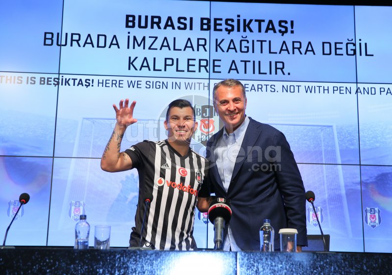 Medel'in imza töreninden özel kareler