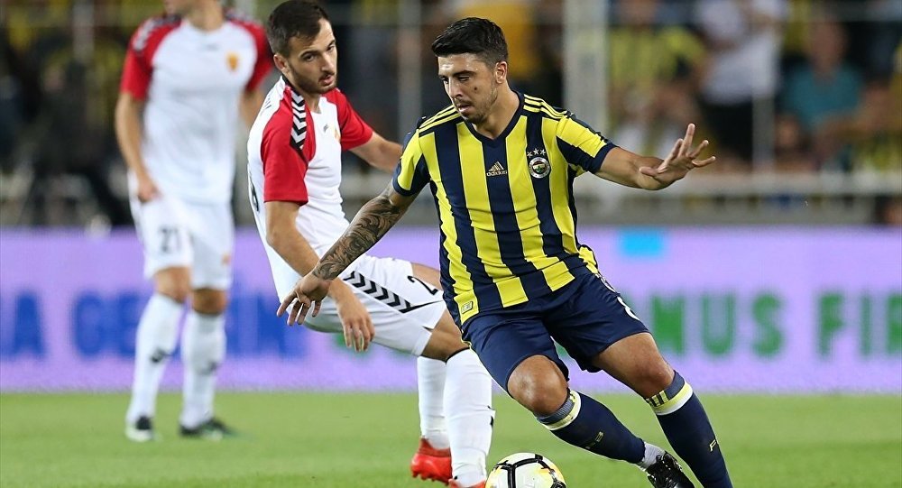 Ozan Tufan ve Van Persie ıslıklandı