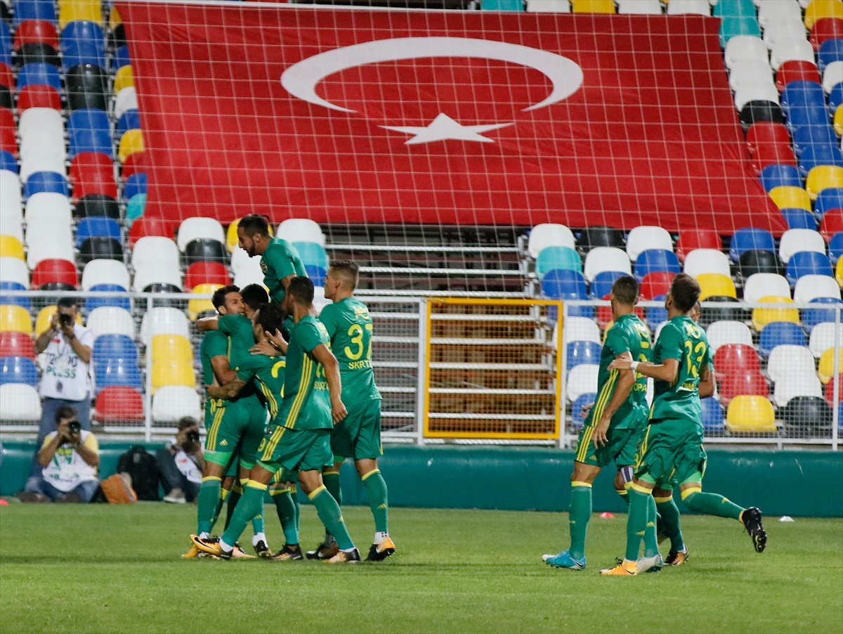 ROBİN VAN PERSİE DÖKÜLÜYOR