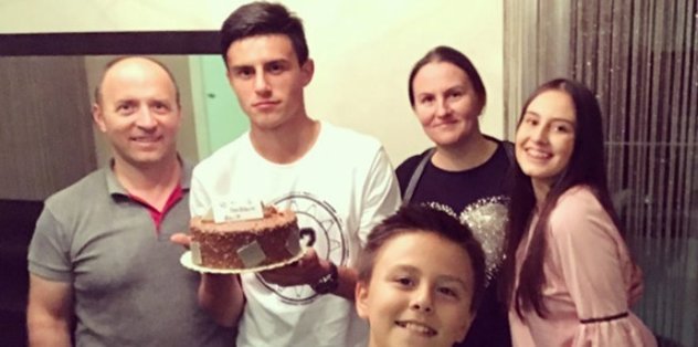  Eljif Elmas 18. yaşını ailesiyle kutladı