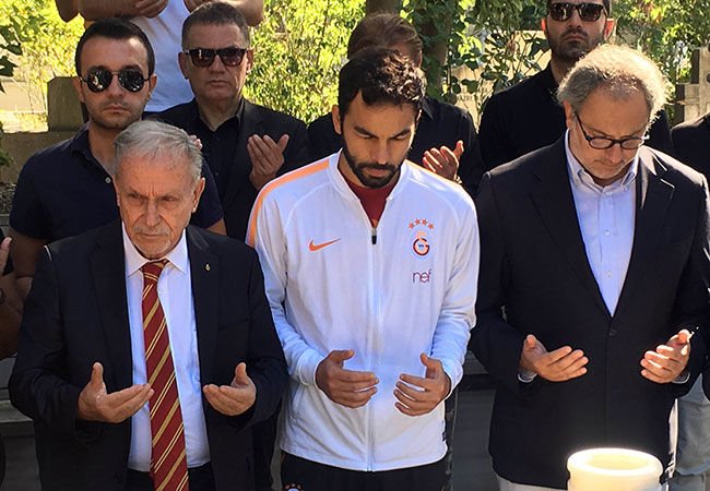 Metin Oktay, vefatının 26. yılında kabri başında anıldı