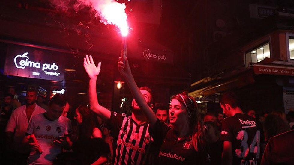 Beşiktaş taraftarı galibiyeti Çarşı’da kutladı