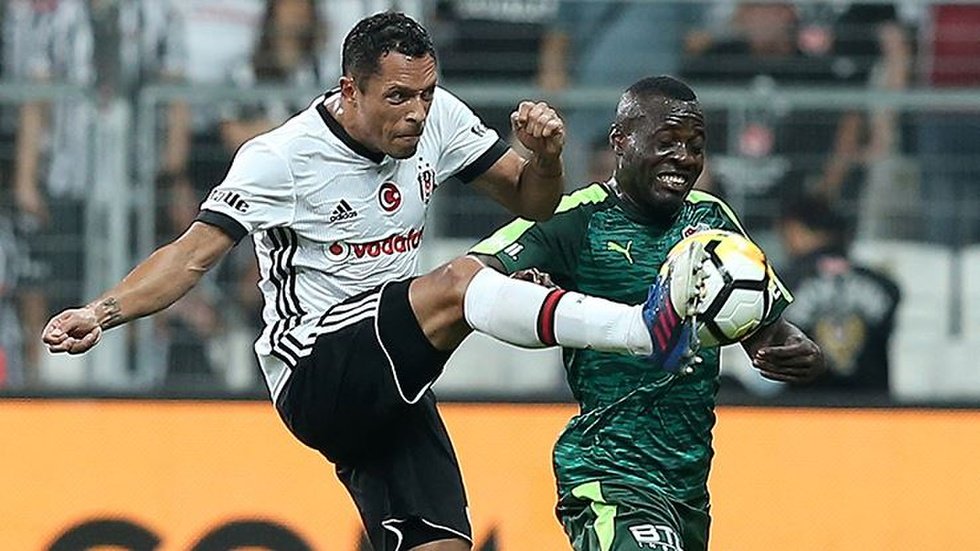 Beşiktaş’a Adriano şoku