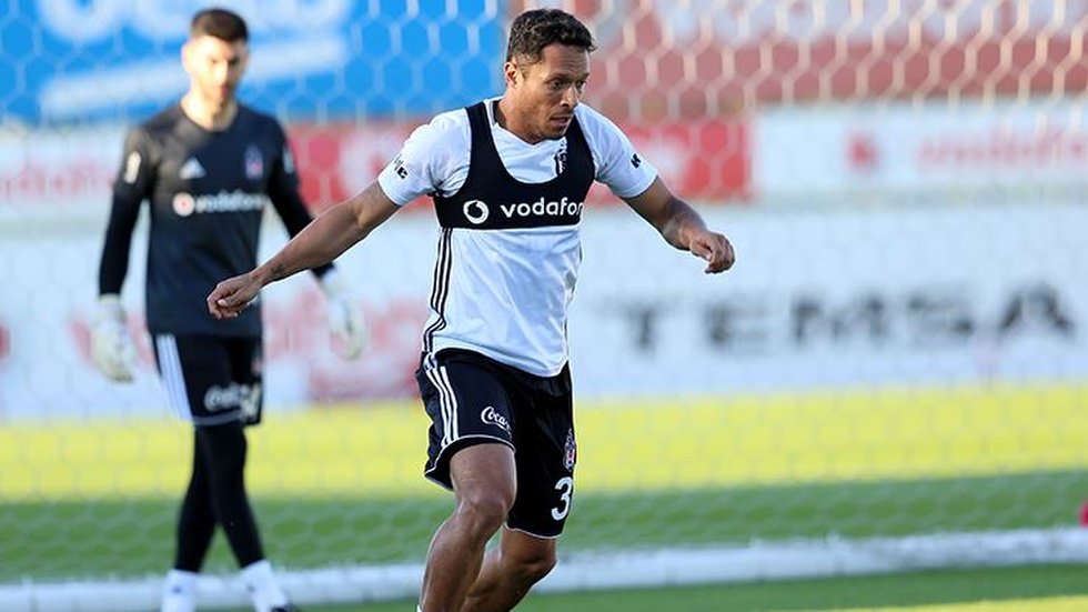 Beşiktaş’a Adriano’dan kötü haber!