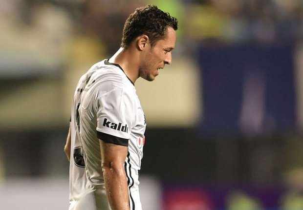 Beşiktaş’ta Fenerbahçe derbisinde Adriano’nun yerine kim oynayacak?