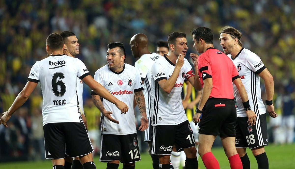 Beşiktaş'ta şok! Birbirlerine girdiler