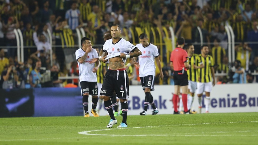 Derbide kırmızı kartlar havada uçuştu