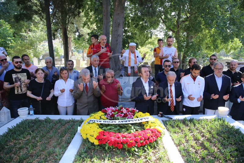 Taçsız kral Metin Oktay kabri başında anıldı