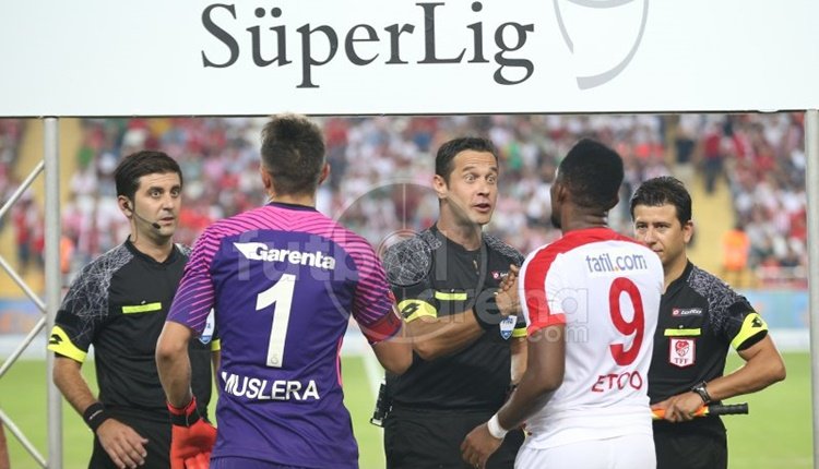 Muslera, Eto'o'yu yine çalımladı! 