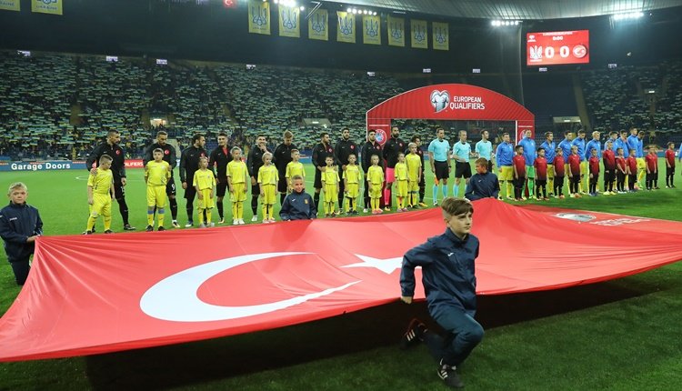 'Ukrayna - Türkiye maçında üstsüz eylemci skandalı! 
