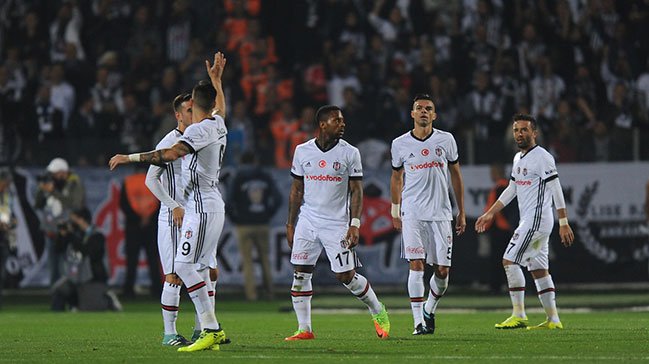  Beşiktaş, son 3 haftada 1 puan alabildi. Siyah beyazlılar için ligin bittiğini söylemek çok mu iddialı olur? 