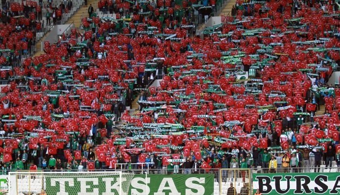 Bursaspor'dan Beşiktaş'a pankartlı gönderme