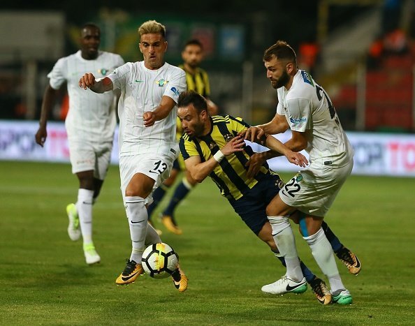 Eski Trabzonsporlu oyuncudan Fenerbahçe formasına şok hareket!