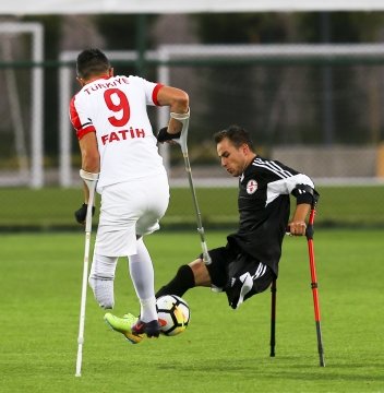 FATİH ŞENTÜRK: Motosiklet kazasında sol ayağını kaybetti.