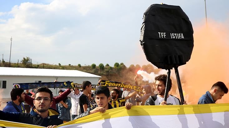 Fenerbahçeli taraftarlardan TFF protestosu