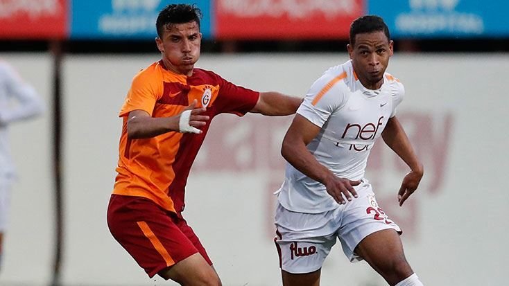 Galatasaray iki takım halinde çalıştı