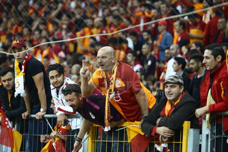 'Galatasaray taraftarı, TT Stadı'nın üzerine çıktı