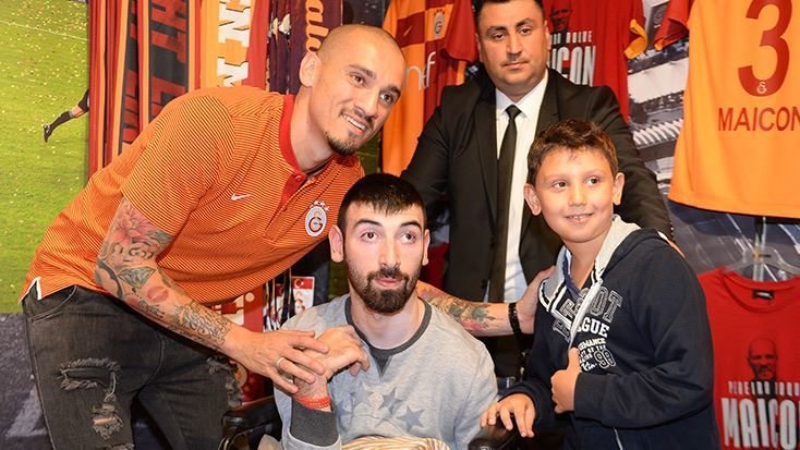 Galatasaraylı futbolcu Maicon, taraftarlarla buluştu