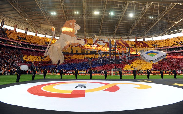 Galatasaraylı taraftarlardan Fenerbahçe için olay koreografi