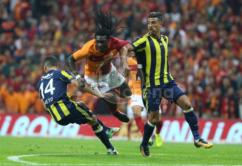 Gomis ve Belhanda'dan flaş hareket! Fenerbahçe soyunma odasında...