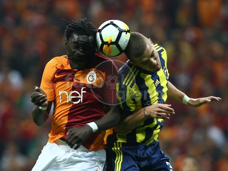 'Gomis ve Belhanda'dan flaş hareket! Fenerbahçe soyunma odasında...
