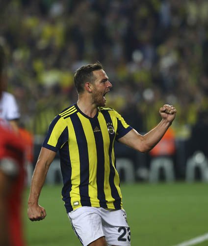 İngiltere’ye gitmeden önceki sezonda AZ formasıyla 49 maçta 32 gol-7 asistlik performansın var. Bunlar inanılmaz rakamlar. Fenerbahçe’deki hedefin nedir? 