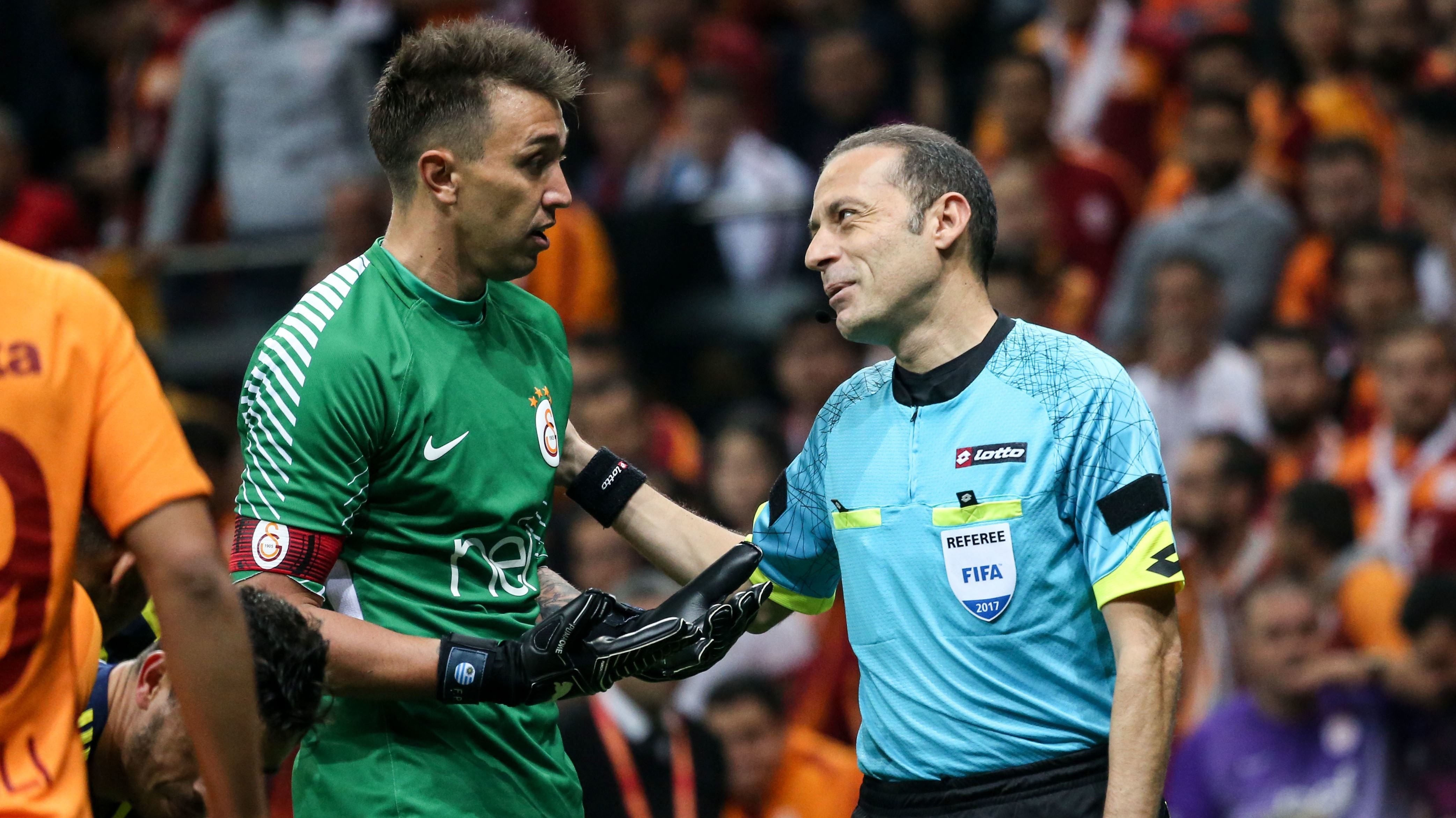 Muslera: Sarı kartlar adil mi bakmak lazım!