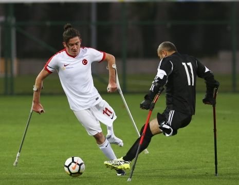 ÖMER GÜLERYÜZ: Doğuştan sol ayağı kısa.