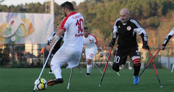 RAHMİ ÖZCAN: Doğuştan sağ bacağı yok.
