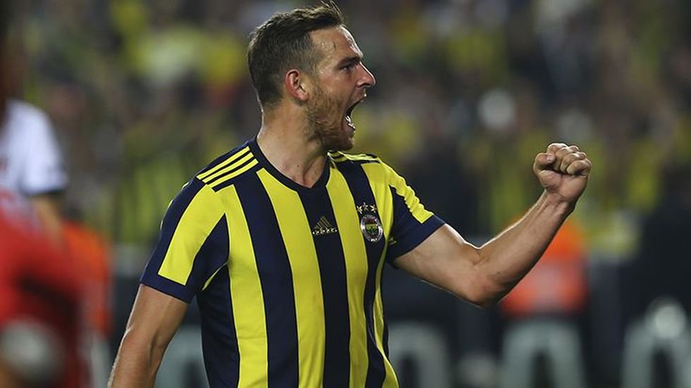 Senin de söylediğin gibi Fernandao, Soldado ve Van Persie gibi santrforlarla berabersin. Onlarla rekabet halinde olmak, performansına bir artı değer katıyor mu?