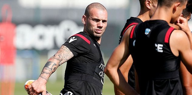 SNEIJDER DÖNÜYOR