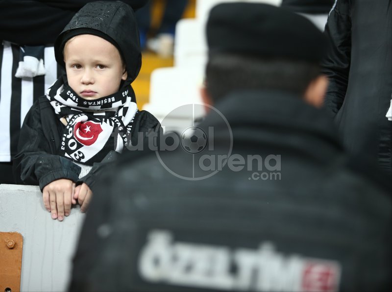 Vodafone Park tribünlerinde dikkat çeken kareler