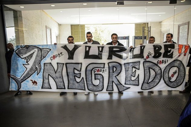  Negredo: Bu pankartı balkonuma asacağım