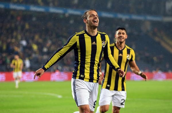 BBC: Adebayor’un Galatasaray’a balyozunun ardından bu kez Soldado hat-trick yaptı. Yıldız golcünün 2. golü 2 kez direğe çarpan topa akrobatik volesiyle sonlandı.