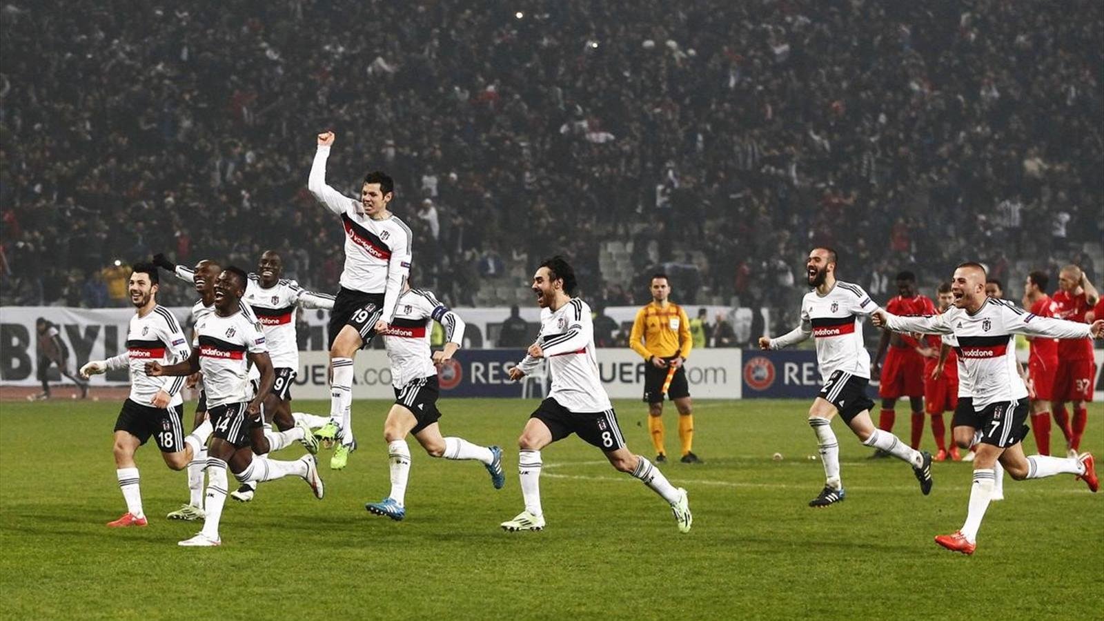 Beşiktaşlı taraftarlar, Liverpool'u bombardımana tuttu