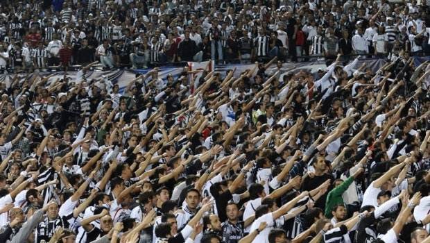 'Beşiktaşlı taraftarlar, Liverpool'u bombardımana tuttu