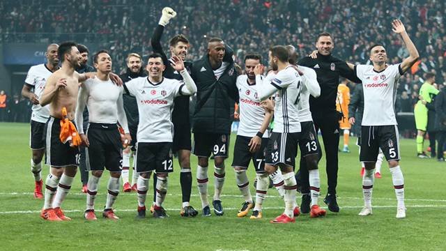 'Beşiktaş'ta milli futbolcunun pabucunu dama attı! 