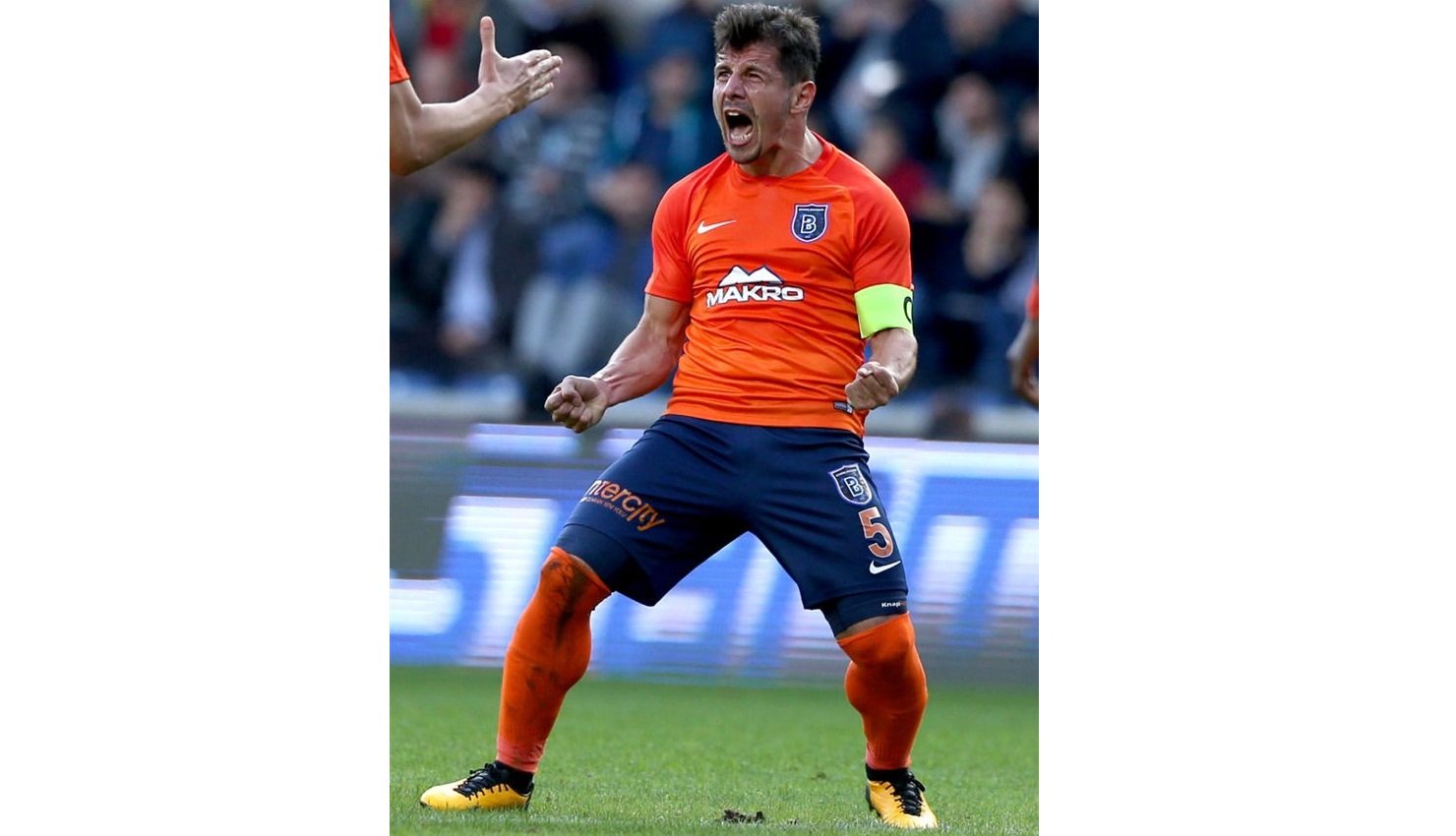 Emre Belözoğlu özel hayatında nasıl birisi?
