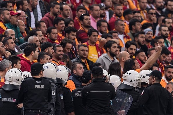 Fenerbahçe - Galatasaray derbisinde skandal! 