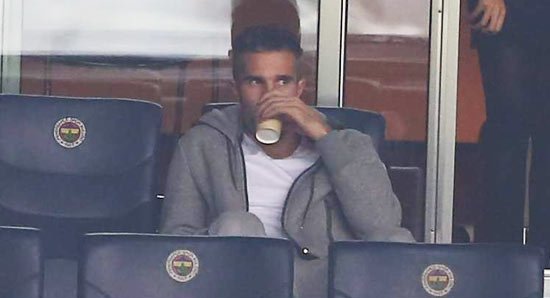 Fenerbahçe taraftarlarını çıldırtan Van Persie detayı! Sokağa atıldı