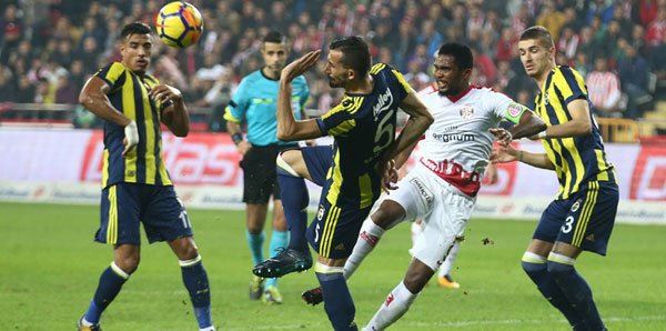 Fener’i orta sahası sırtlıyor