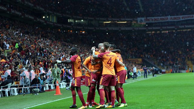 'Galatasaray maçında ilginç olay! Hakeme küfür etti, bakın yanındaki kişi kim çıktı
