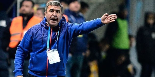 Gheorghe Hagi, serveti elinin tersiyle itti!