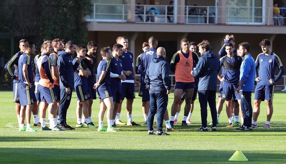 'İşte Fenerbahçe'de kadro dışı kalacak futbolcular