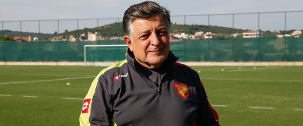 merhaba hocam, hakkınızda yapılan yorumları ve capsleri takip ediyor musunuz? bunlar sizi rahatsız ediyor mu veya güldürüyor mu? kariyerinizde değiştirme imkanınız olsa neyi değiştirirdiniz?