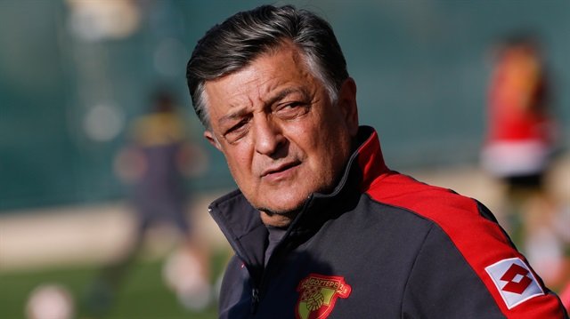 şu hayatımda 2 şeyi görmek çok istiyorum 1.si türk takımlarından birinin şampiyonlar ligini kazanması 2. ise sizin milli takımın başına geçmeniz? 1.sinden pek umudum yok da 2.sini görebilecek miyiz? saygılar hocam.