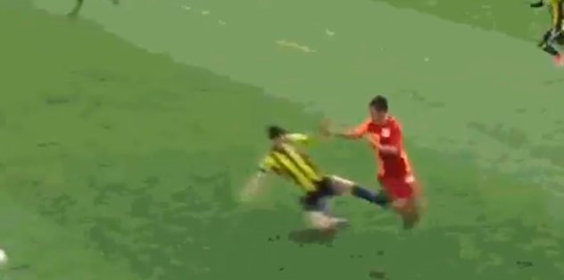 Uçan tekmeye sarı kart!