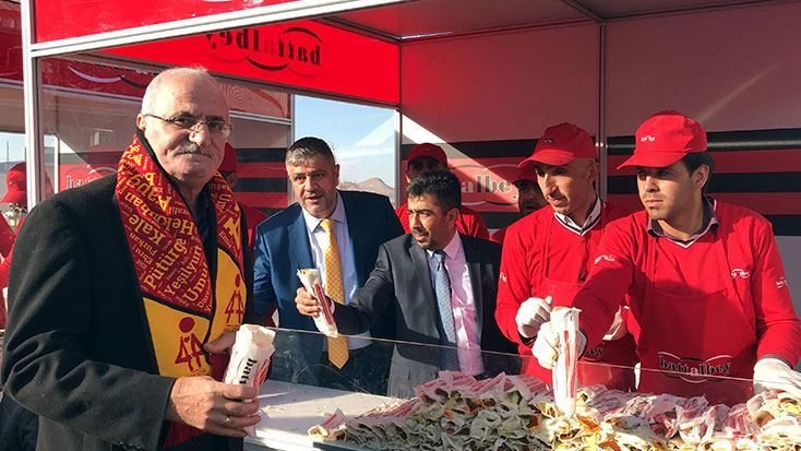 Yeni Malatya Stadı’nda 27 bin 44 çiğ köfte dağıtıldı
