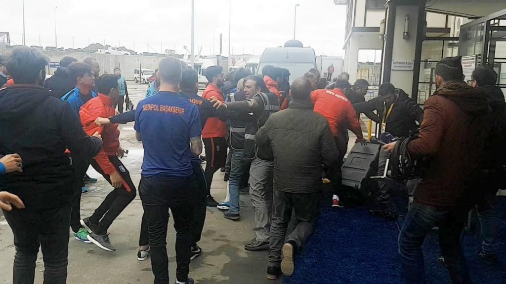 Medipol Başakşehirli futbolcular muhabirlere saldırdı